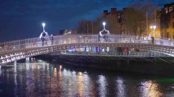 Famous Ha Penny Bridge in Dublin - DUBLIN, IRELAND - APRIL 20, 2022 — Stockvideo