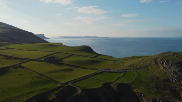 Η όμορφη ακτή Causeway στη Βόρεια Ιρλανδία - εναέρια άποψη — Αρχείο Βίντεο
