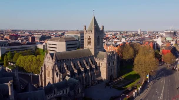 Christ Church Cathedral in Dublin - Luchtfoto — Stockvideo