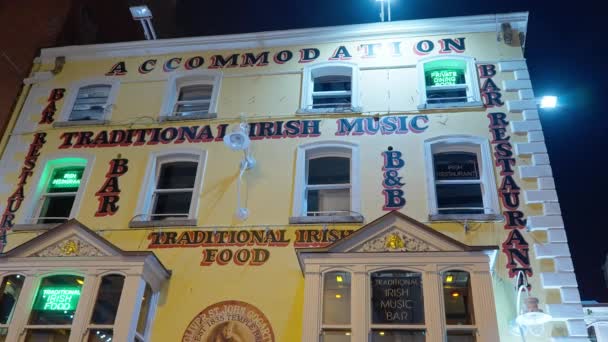 Colorful Temple Bar district Dublin by night - DUBLIN, IRELAND - APRIL 20, 2022 — Stockvideo