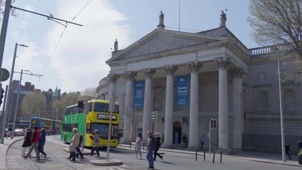 Bank of Ireland Building in the city center of Dublin - DUBLIN, IRELAND - APRIL 20, 2022 — ストック動画