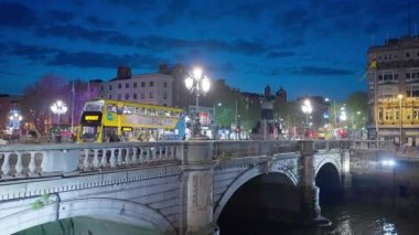 O Connell Köprüsü Dublin 'de gece - DUBLIN, IRELAND - 20 Nisan 2022