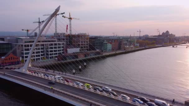 Samuel Beckett Bridge över floden Liffey i Dublin - flygbild — Stockvideo