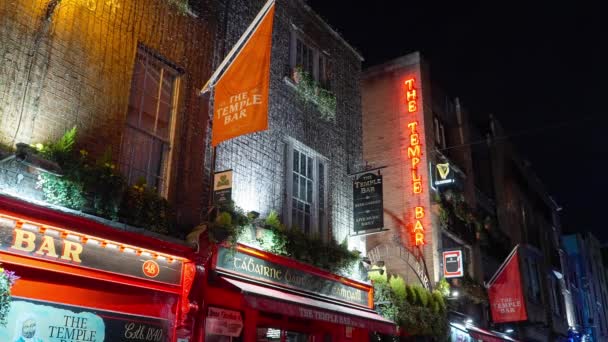 The Original Temple Bar Irish Pub in Dublin - DUBLIN, IRELAND - APRIL 20, 2022 — Stock Video