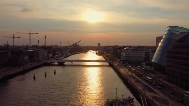 River Liffey in the city of Dublin - aerial view in the evening — стокове відео