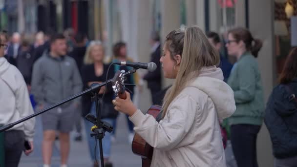 Utcai zenész a Grafton Street Dublinban - népszerű hely buszjárók számára - DUBLIN, ÍRORSZÁG - 2022. április 20. — Stock videók