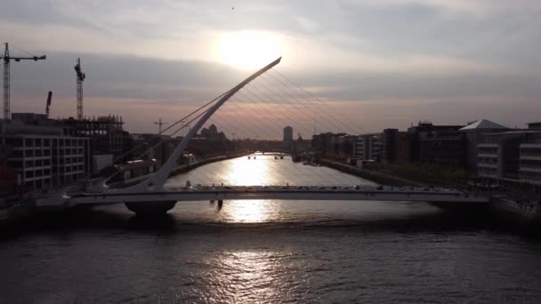 Samuel Beckett Bridge over de rivier de Liffey in Dublin - luchtfoto — Stockvideo