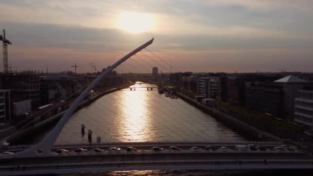 Samuel Beckett Bridge over River Liffey in Dublin - aerial view — ストック動画