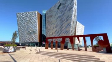 Belfast şehrindeki modern Titanik binası - BELFAST, İngiltere - 24 Nisan 2022