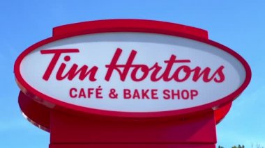 Tim Hortons Kafe ve Pasta Dükkanı - BELFAST, İngiltere - 25 Nisan 2022