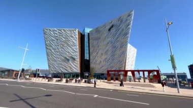 Belfast şehrindeki modern Titanik binası - BELFAST, İngiltere - 24 Nisan 2022