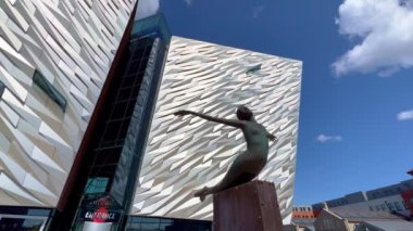 Belfast şehrindeki modern Titanik binası - BELFAST, İngiltere - 25 Nisan 2022