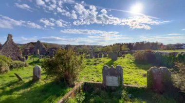 Eski bir mezarlık ve Kuzey İrlanda 'daki bir kilisenin kalıntıları.