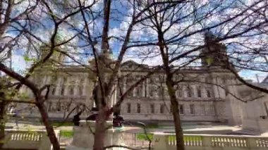 Belfast Belediye Binası şehir merkezinde.