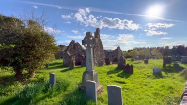 Eski bir mezarlık ve Kuzey İrlanda 'daki bir kilisenin kalıntıları.