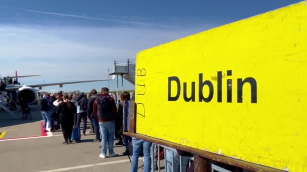 Ryanair to Dublin at Frankfurt Hahn Airport - HAHN, Germany -エイプリル20, 2022 — ストック動画