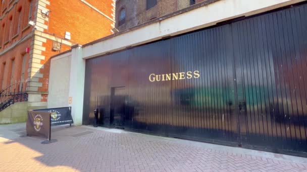 Guinness Brewery and Storehouse in Dublin - DUBLIN, IRELAND - APRIL 20, 2022 — ストック動画