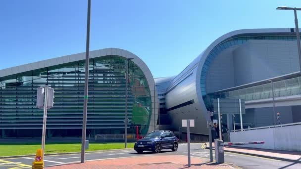 Modern Dublin Airport - DUBLIN, IRELAND - APRIL 20, 2022 — стоковое видео