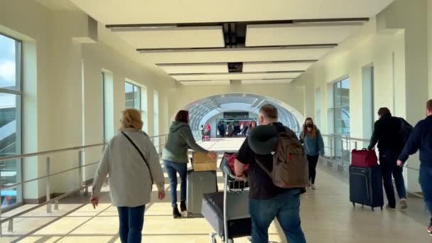 Passengers at Dublin Airport - DUBLIN, IRELAND - APRIL 20, 2022 — Wideo stockowe