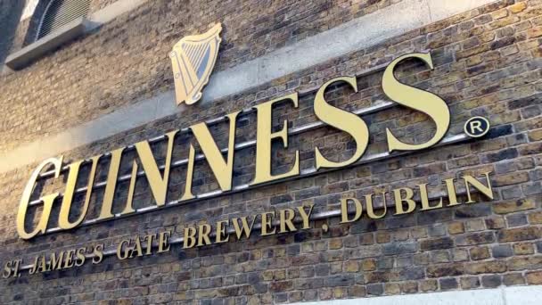 Guinness Brewery and Storehouse in Dublin - DUBLIN, IRELAND - APRIL 20, 2022 — Wideo stockowe
