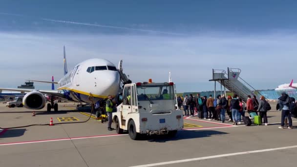 Ryanair plane at Frankfurt Hahn Airport - HAHN, GERMANY - APRIL 20, 2022 — ストック動画