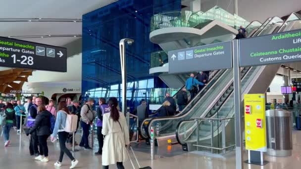 Terminal 2 at Dublin Airport - DUBLIN, IRELAND - APRIL 20, 2022 — Stok video