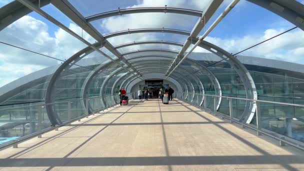 Modern Dublin Airport - DUBLIN, IRELAND - APRIL 20, 2022 — Wideo stockowe