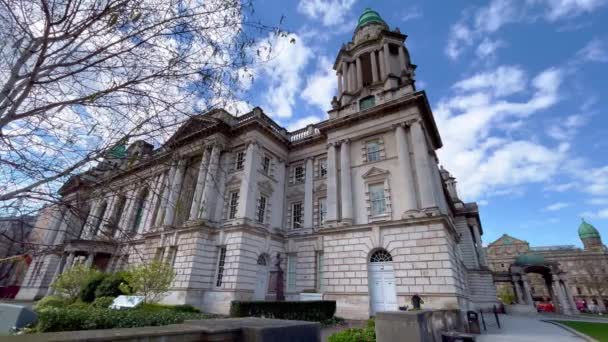 Belfast City Hall in the city center — Stok video