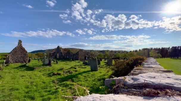 Cimitero antico e rovine di una chiesa in Irlanda del Nord — Video Stock