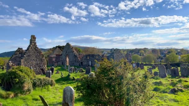 Oude begraafplaats en ruïnes van een kerk in Noord-Ierland — Stockvideo