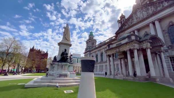 Belfast City Hall i stadens centrum — Stockvideo