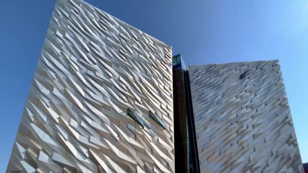 Modern Titanic building in the city of Belfast - BELFAST, UK - APRIL 24, 2022 — стоковое видео