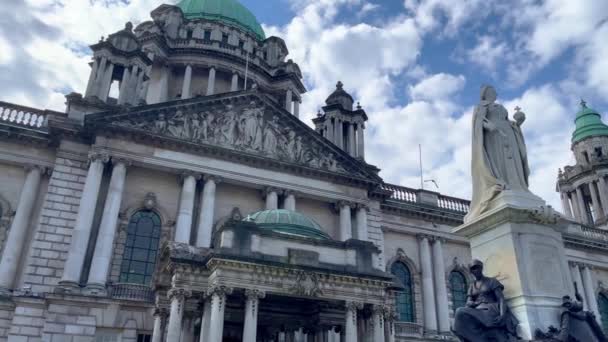 Belfast City Hall in the city center — Stock Video