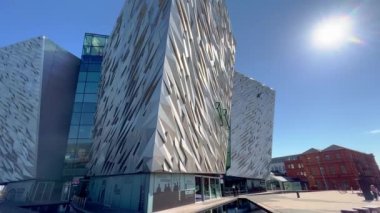 Belfast şehrindeki modern Titanik binası - BELFAST, İngiltere - 24 Nisan 2022