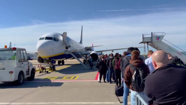 フランクフルト・ハーン空港のRyanair飛行機で飛行機を待っている乗客-ドイツ・ハーン-エイプリル20, 2022 — ストック動画