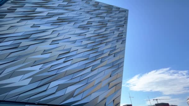 Современное титановое здание в городе Белфаст - БЕЛФАСТ, Великобритания - 24 апреля 2022 года — стоковое видео