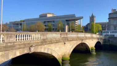 Dublin 'deki Liffey Nehri üzerindeki köprüler.