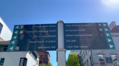 Belfast şehir merkezindeki yaya bölgesinde yön işaretleri