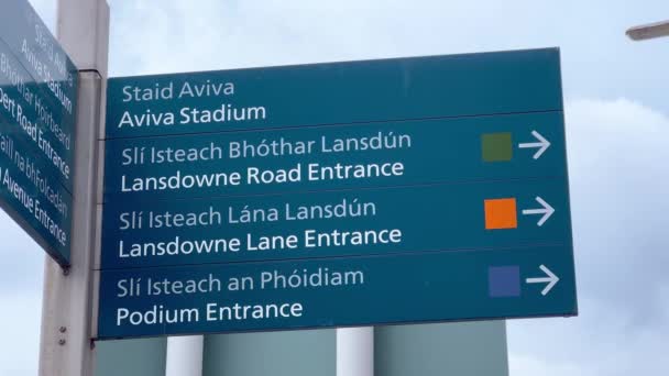 Πινακίδες κατεύθυνσης για το στάδιο Aviva στο Δουβλίνο — Αρχείο Βίντεο