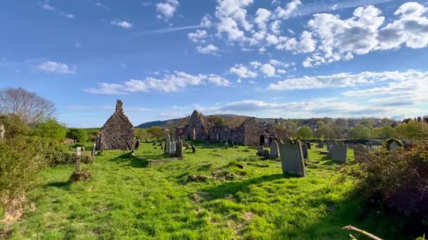 Αρχαίο Νεκροταφείο και ερείπια εκκλησίας στη Βόρεια Ιρλανδία — Αρχείο Βίντεο