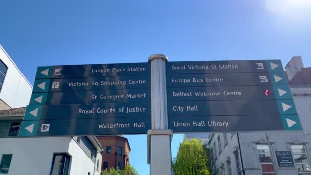 Směr značky v pěší zóně v centru města Belfast — Stock video