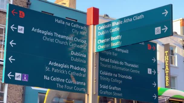 Direction signs to City Hall and Dublin Castle — Wideo stockowe