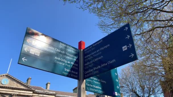 Direction signs in the city center of Dublin — Stok video