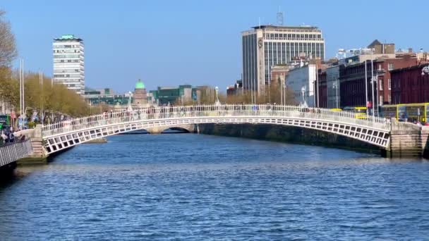 Ha Penny Bridge over de rivier de Liffey in Dublin — Stockvideo