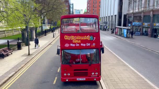 Sightseeing Bus in the city of Belfast - BELFAST, UK - APRIL 25, 2022 — Stockvideo