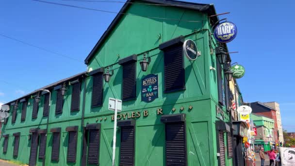 Boyles Bar en Oub in Belfast - BELFAST, UK - APRIL 25, 2022 — Stockvideo