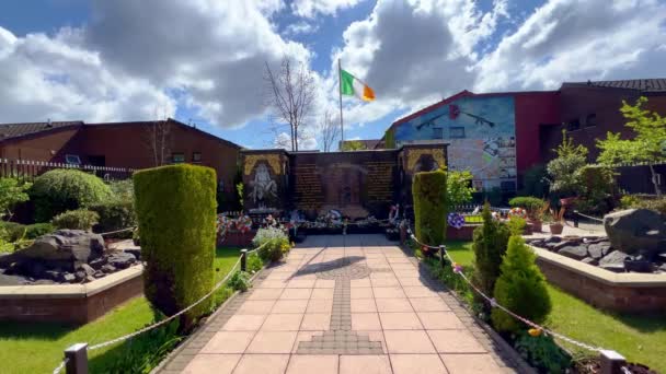 Garden of Rememberance in Belfast on Falls Road - BELFAST, UK - APRIL 25, 2022 — стокове відео