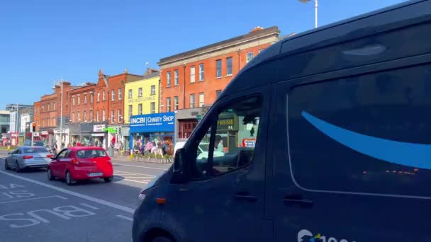 Amazon delivery car in Dublin - DUBLIN, Ιρλανδία - 20 Απριλίου. 2022 — Αρχείο Βίντεο