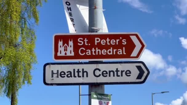 Belfast 'taki St. Peters Katedrali - BELFAST, İngiltere - 25 Nisan 2022 — Stok video