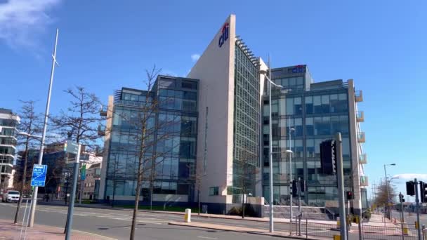 Citibank Building Belfast i Titanbic Quarter - BELFAST, Storbritannien - APRIL 25, 2022 — Stockvideo